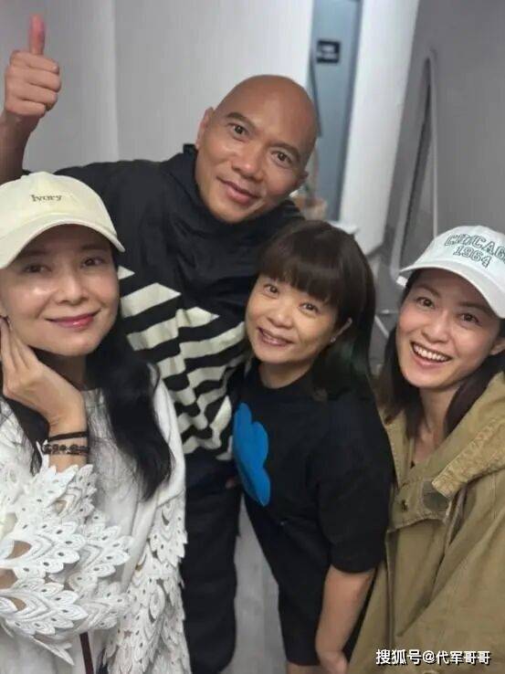 原创            51岁郭羡妮近照曝光，脸颊离奇肿胀变正方形，屡传婚变引发热议