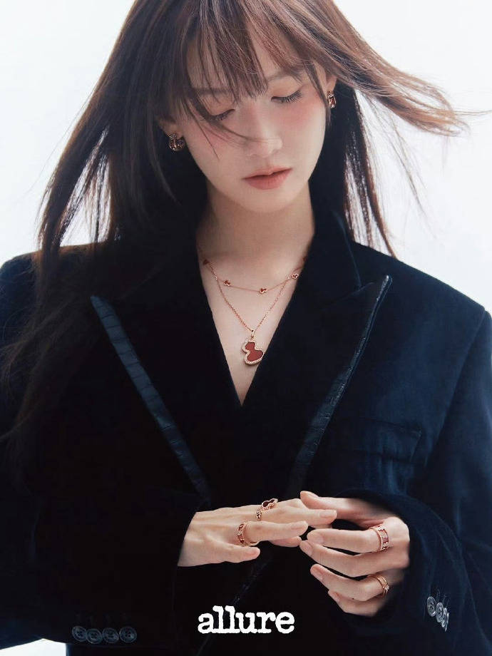 林允儿穿黑色西装干练帅气 点缀橙色口红冬日氛围拉满