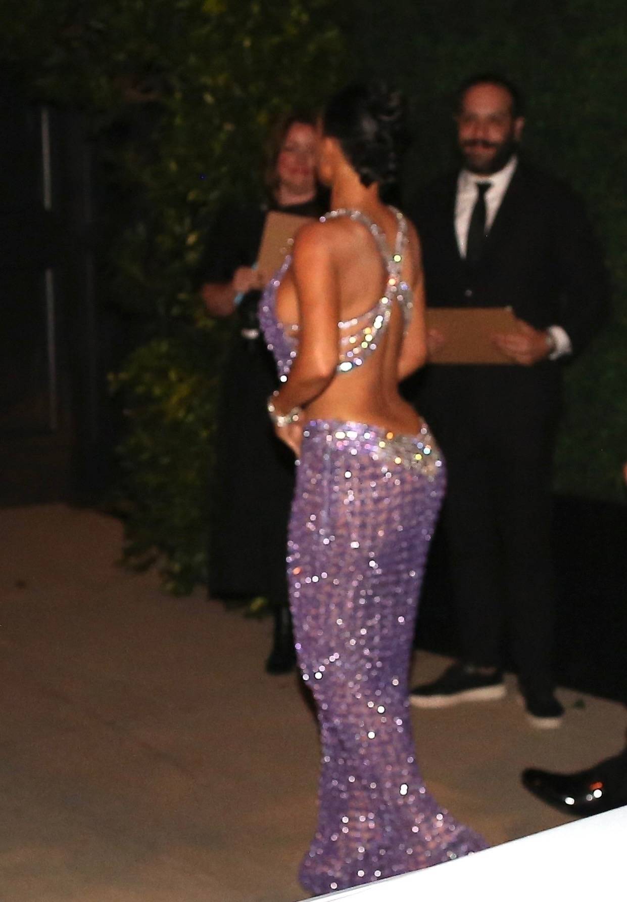金·卡戴珊盛装出席母亲生日派对 紫色闪片裙好惹眼