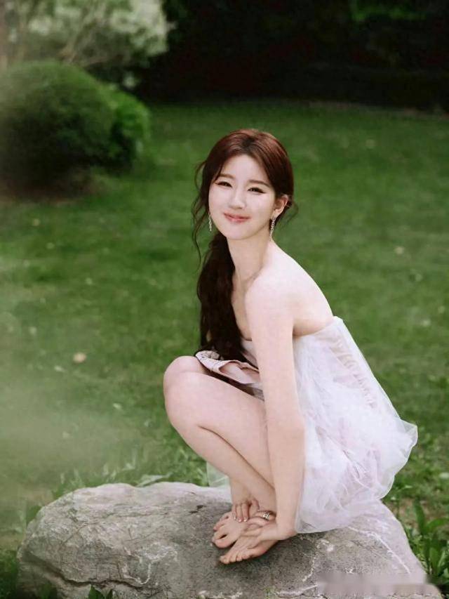 户外超短裙赤脚写真｜赵露思