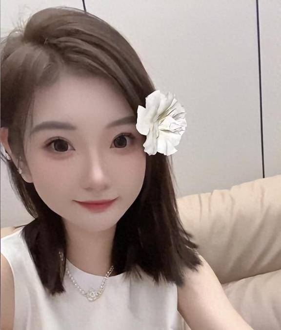 原创            李梦瑶：身高2.26米，相亲相一个黄一个，比门还高，没人敢追