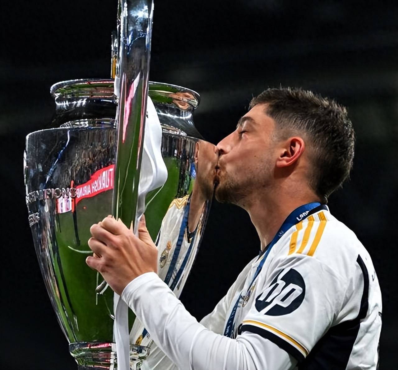 原创            阿诺德回归，皇马中场大将不必再客串了！阿隆索迎来“强援”