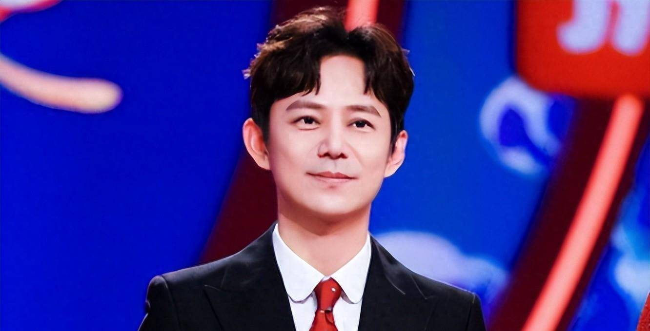 谢娜也没想到，自己前脚主持完中秋，何炅后脚就走上了上坡路