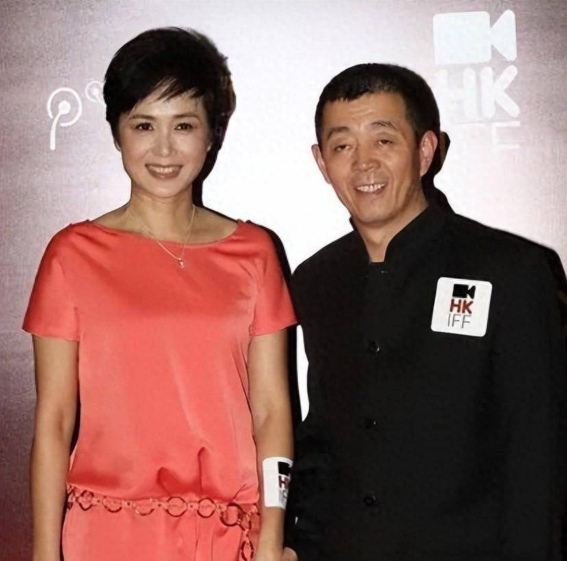 原创            风光不再！59岁蒋雯丽为儿子定居英国，如今身形消瘦老到认不出