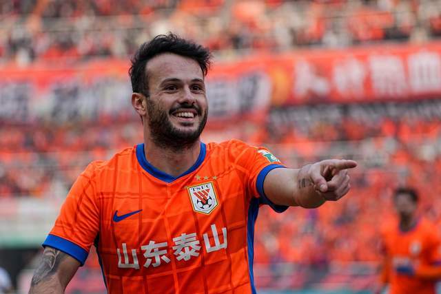 原创            曝瓦科与泰山队签下三年长约，年薪两千万，两点让其回心转意