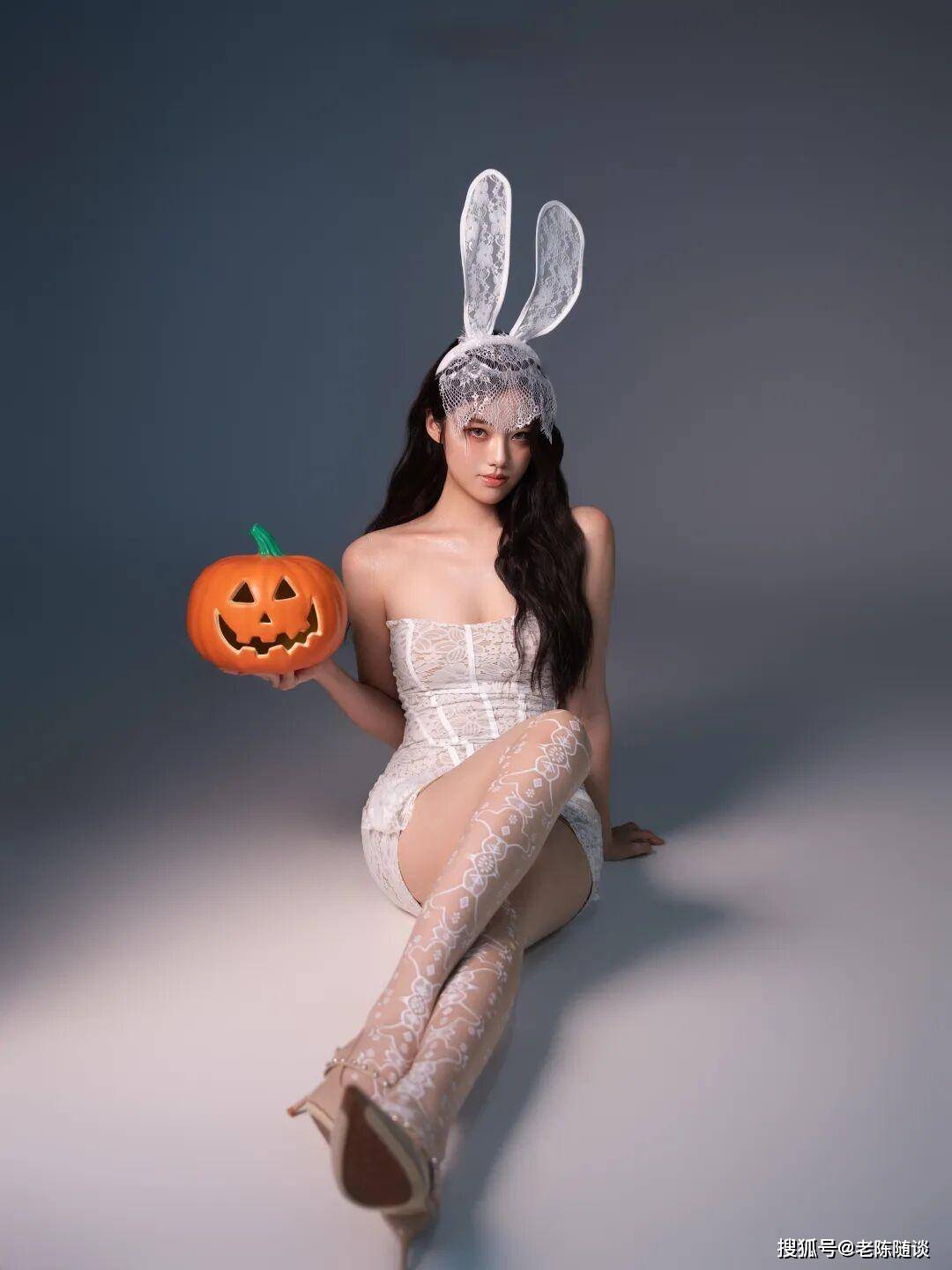 万圣节的魅惑：蕾丝兔女郎美腿写真