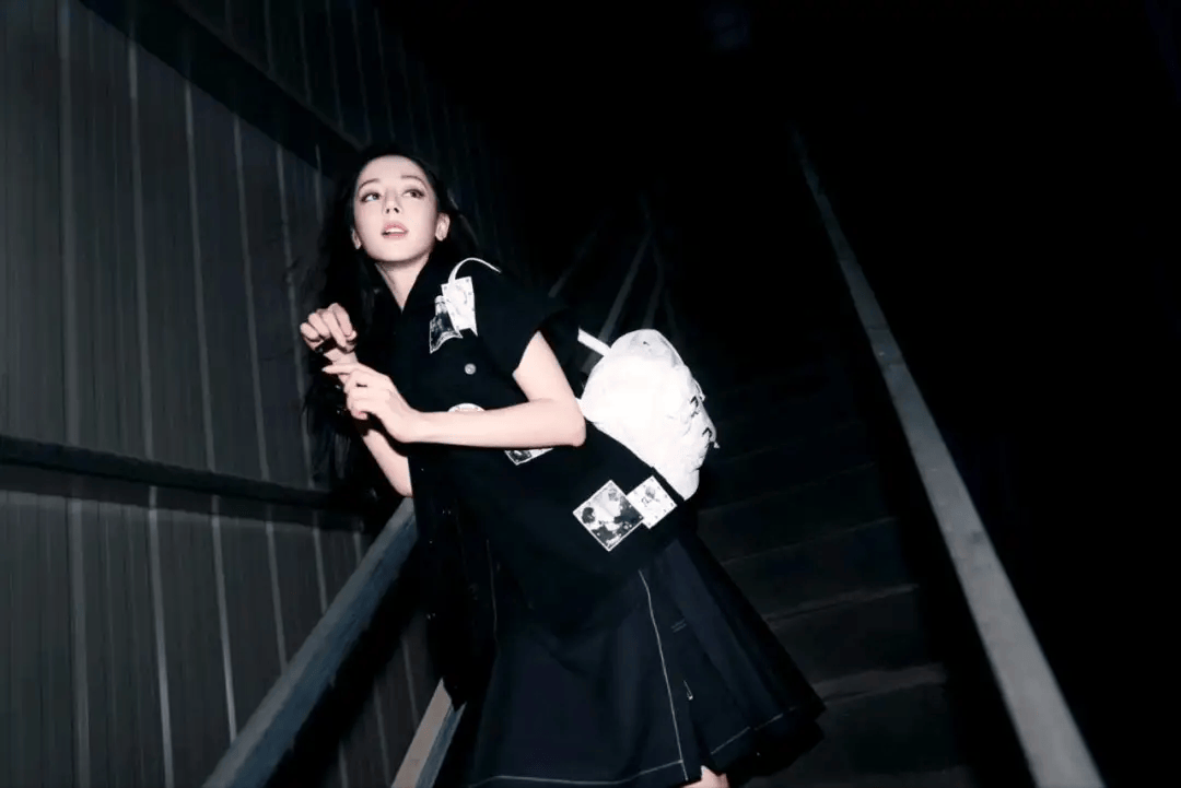 美女写真 | 迪丽热巴，肤白貌美，性感迷人