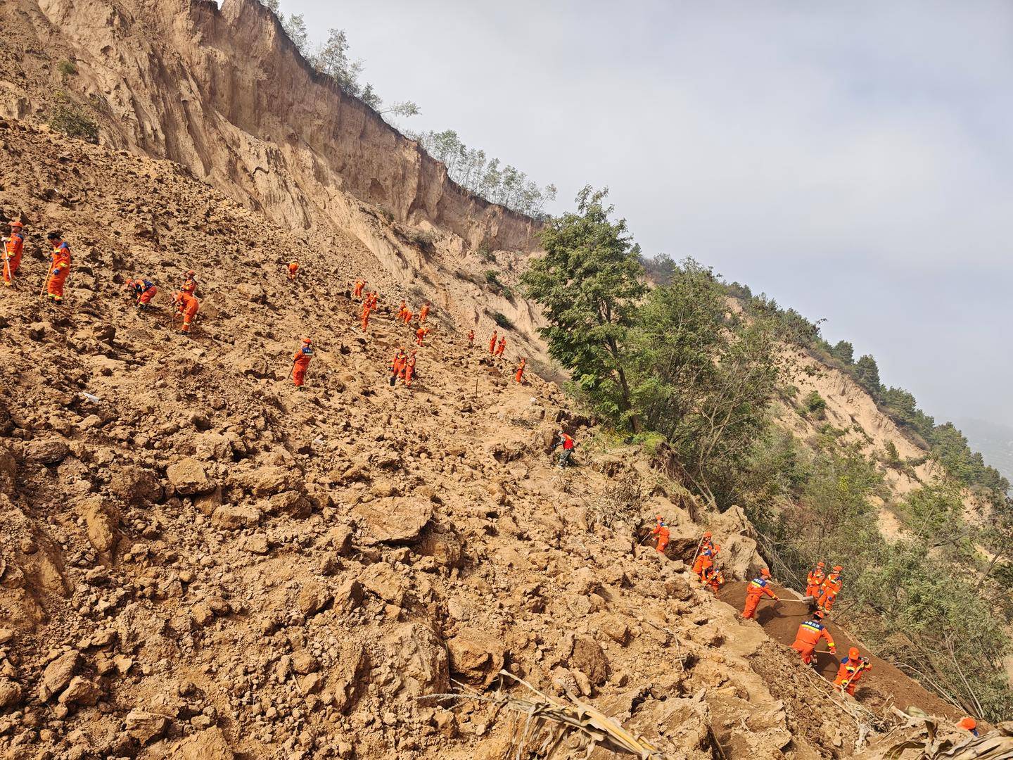 农妇收玉米遇山体垮塌失联 当地搜救8天后停止 家属：在家中举办了告别仪式