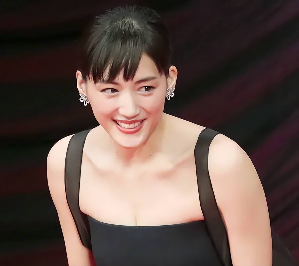 日本女星绫濑遥写真美爆了！又纯又欲魔鬼身材性感火辣