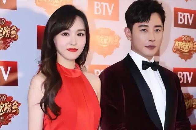 原创            婚变传闻可以停了！唐嫣黑衣现身罗晋父亲葬礼，傅程鹏明道都在场