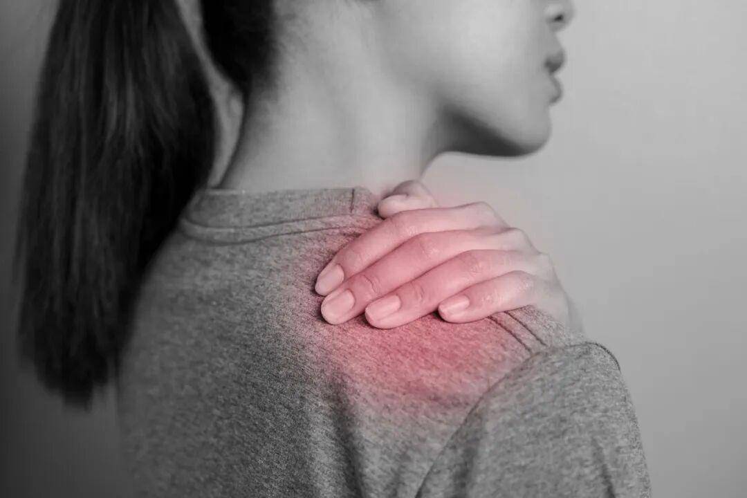 到了这个岁数，你的「肩膀」会断崖式衰老