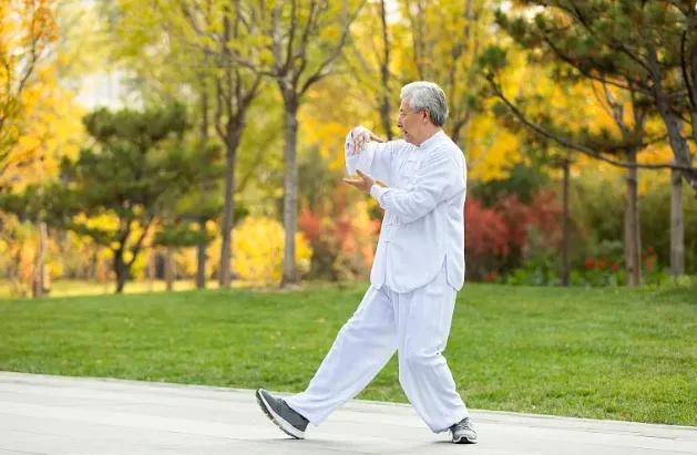 70 岁帕金森患者运动与否差距有多大？中医力荐运动的真正原因