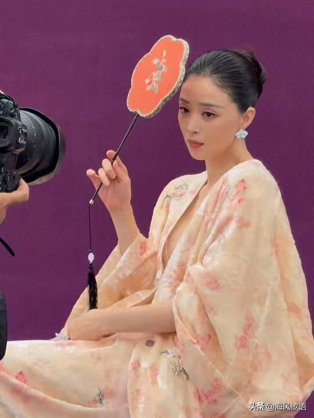 原创            蒋欣减肥饿到哭，爸妈做好吃的不敢碰，90斤身材配波浪锁骨美疯