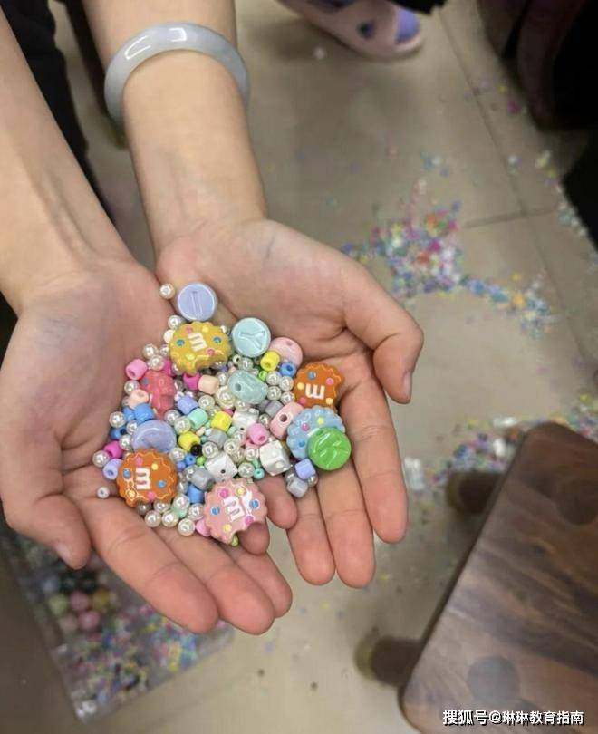 高三女儿沉迷“廉价珠宝”，家长情绪崩溃：我的孩子已经烂掉了！