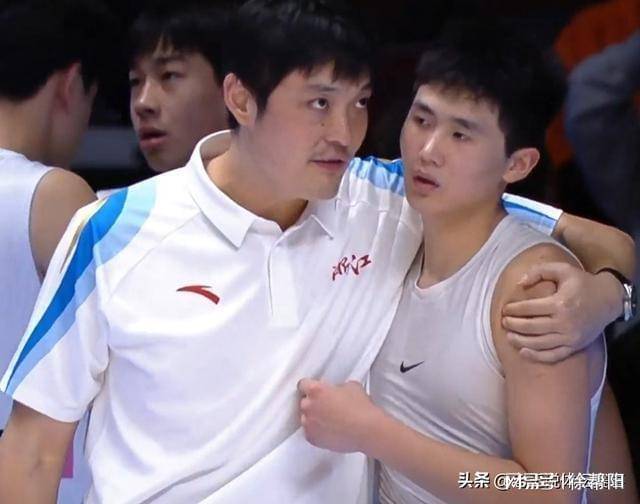 原创            广东85-78夺冠！疯狂把主帅扔空中！杜锋很开心，盛赞两小将