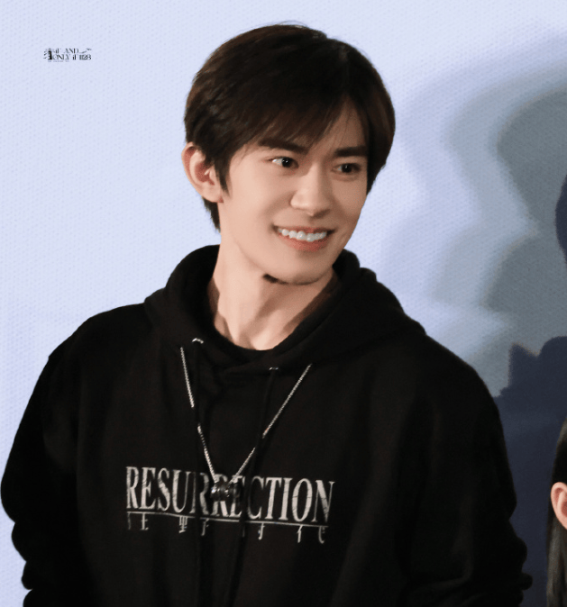 原创            易烊千玺演技票房号召力兼具：拿金鸡奖影帝，主演电影预售都过亿