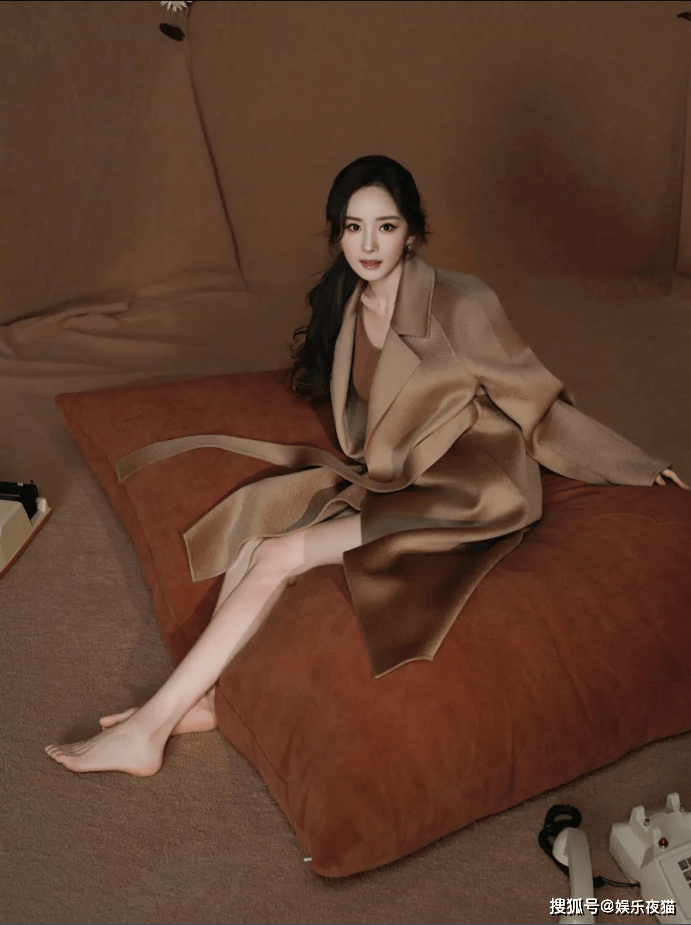 杨幂品牌直播造型一袭宽松驼色风衣穿搭气质温柔迷人