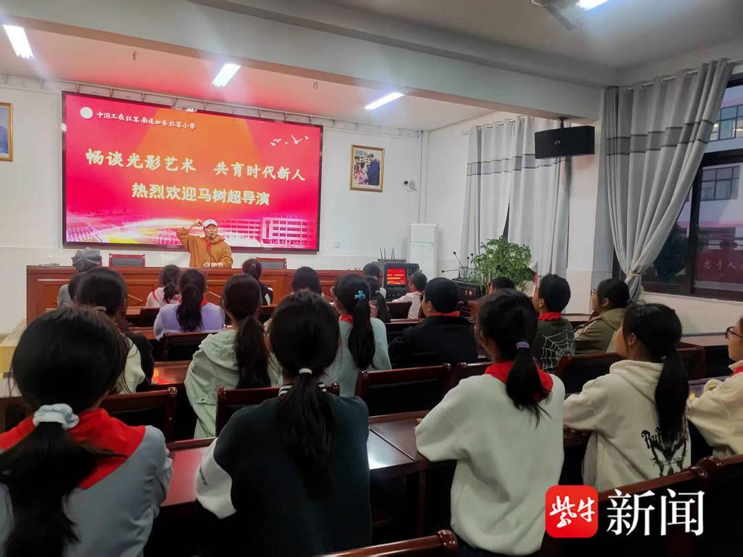 老艺术家走进如皋江安镇红军小学，红色薪火代代传