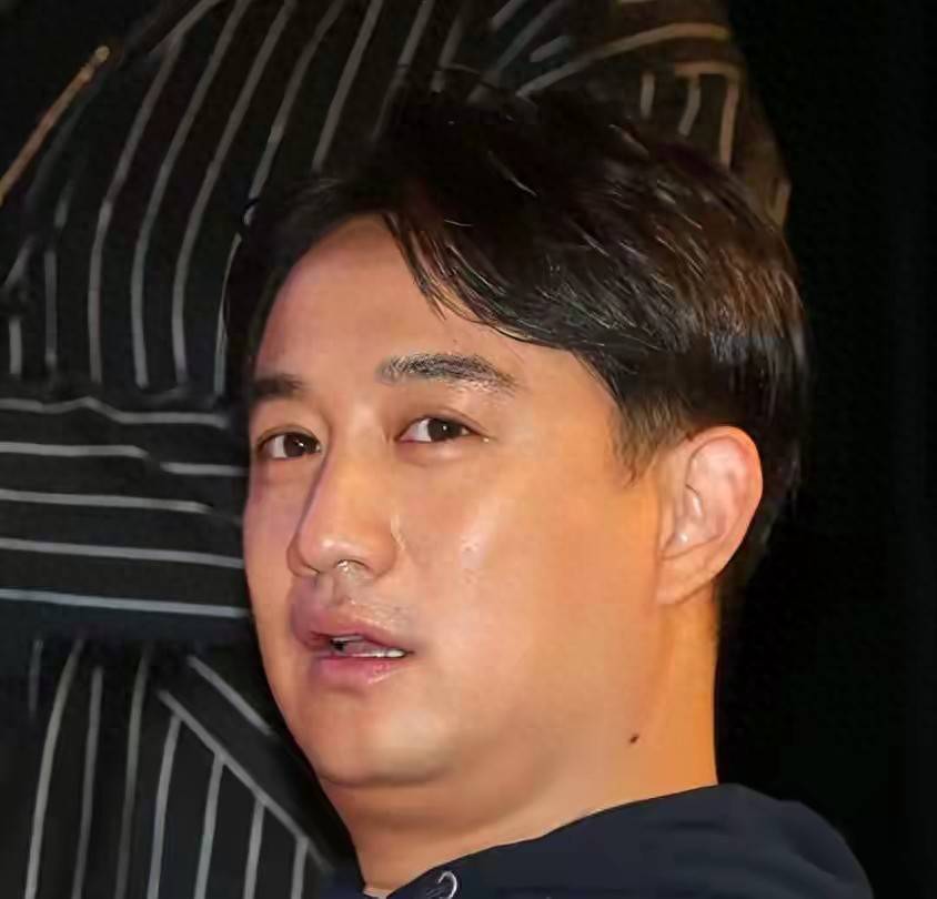 55岁黄磊身体怎么了？睡前戴呼吸机，每天一把药，曾被曝有心脏病