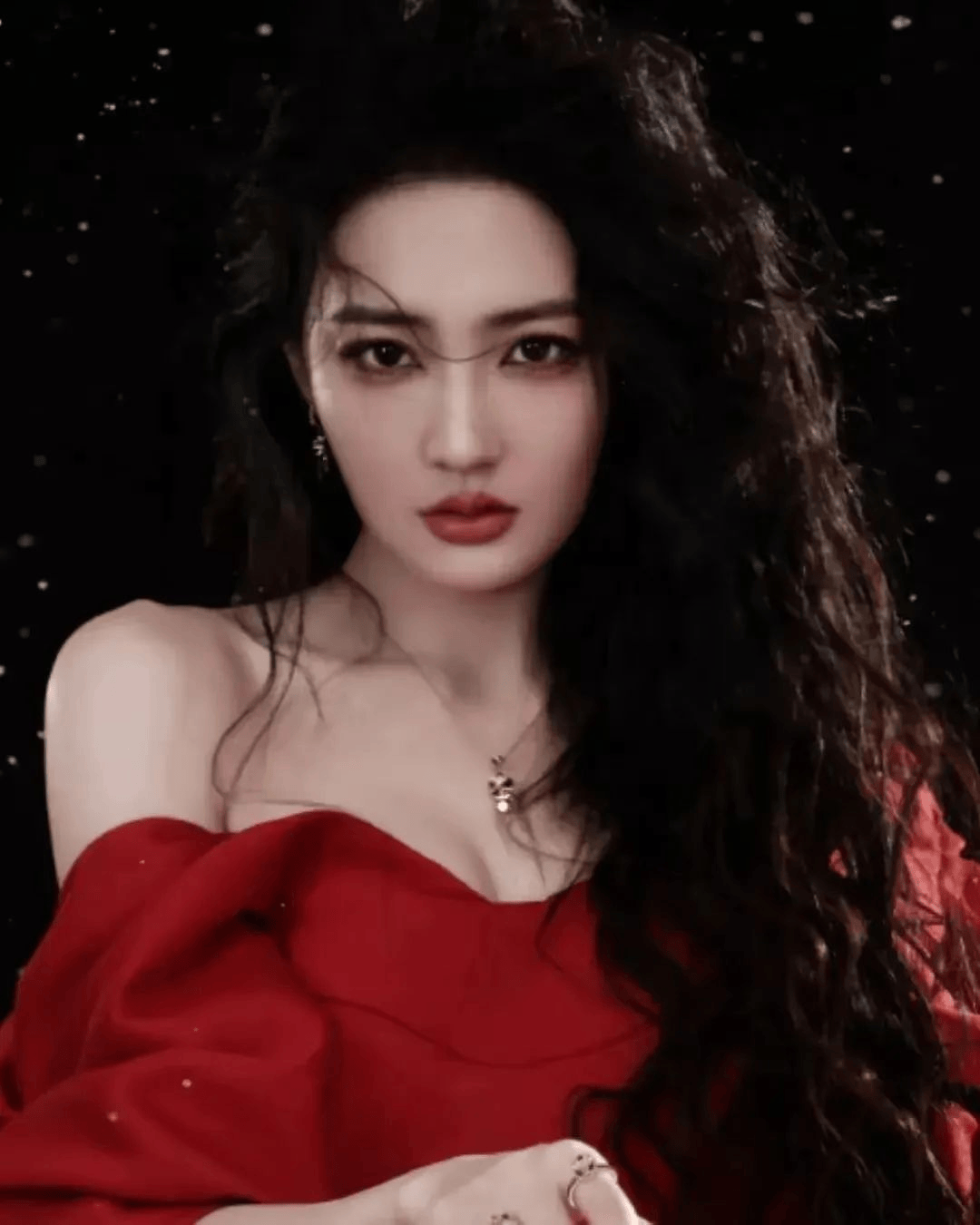 美女写真 | 徐璐，新春贺岁写真，被这抹胸红裙的妆造惊艳到了