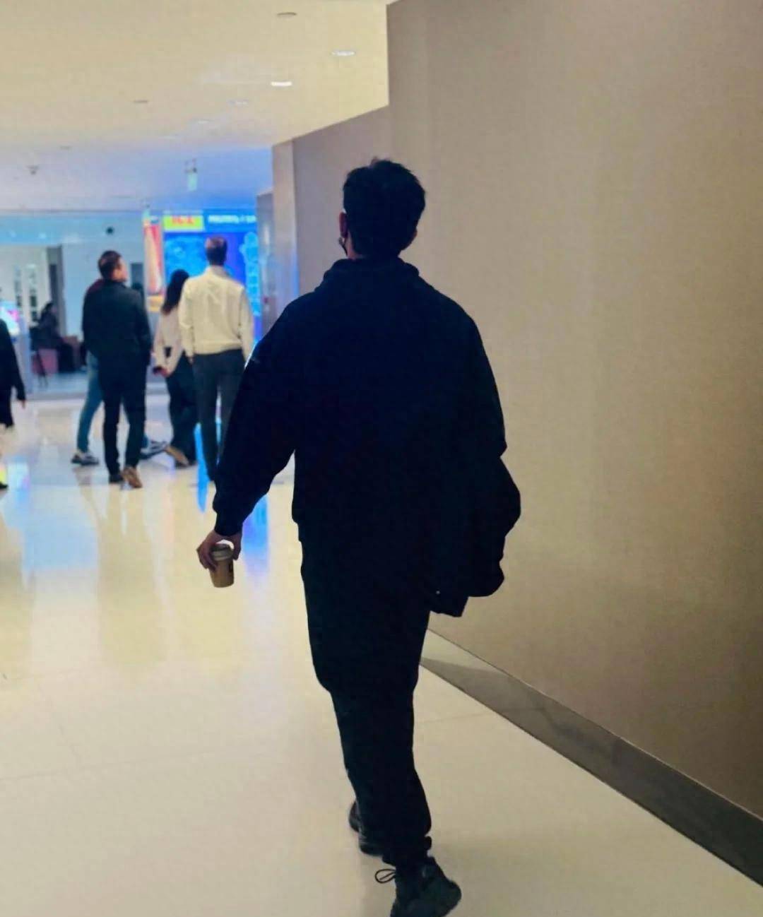 原创            李现逛街被偶遇，穿着单薄没有带助理