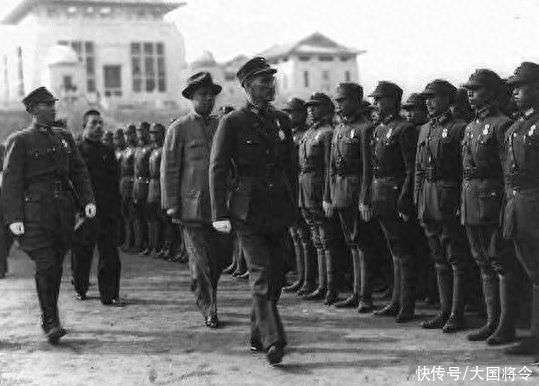 原创            一个谜题：蒋介石的指挥能力，蒋校长能指挥多少人呢？