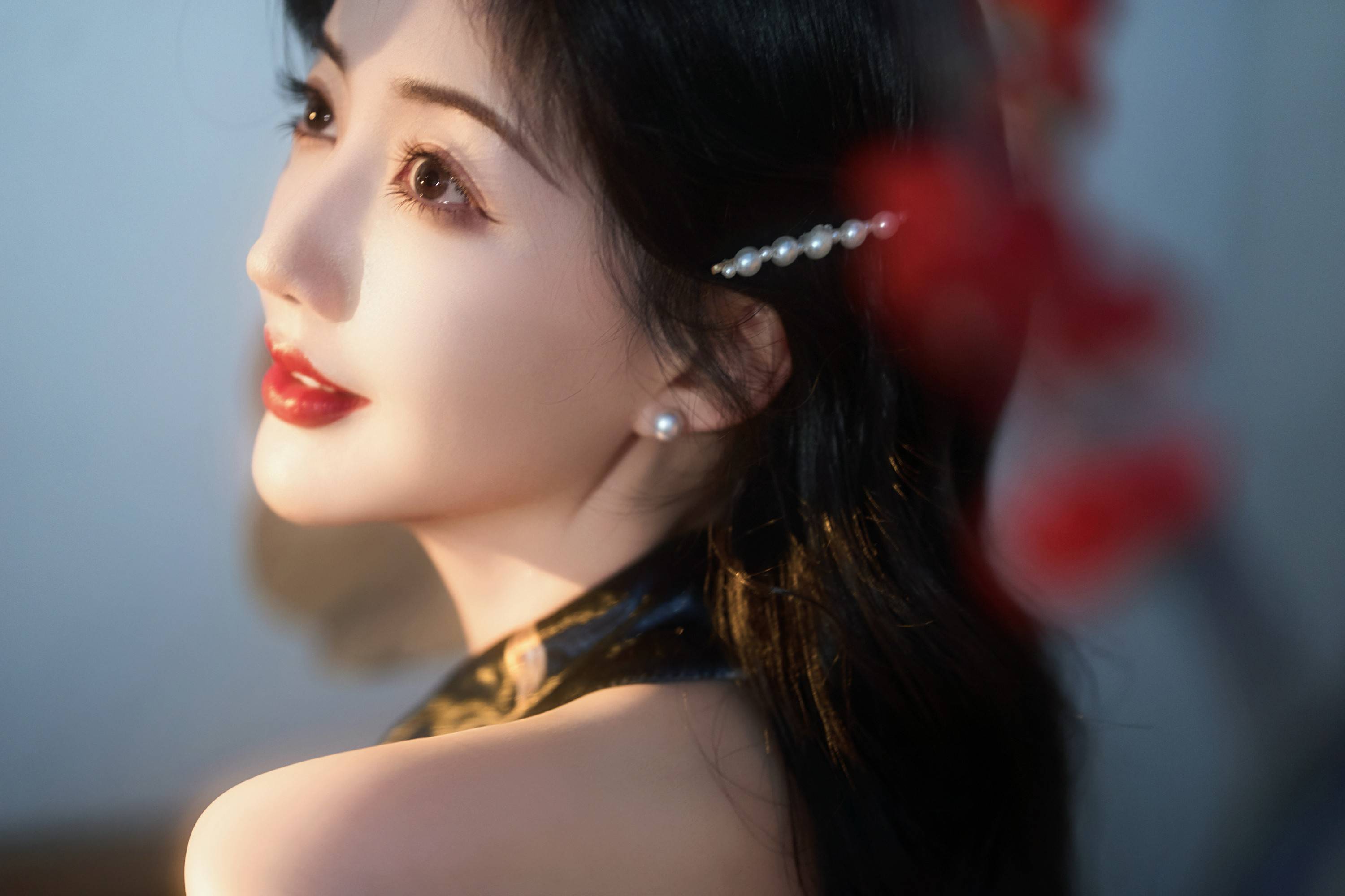 卷浪弦音碰撞东方韵 陈欣予发布旗袍写真掀新中式风潮