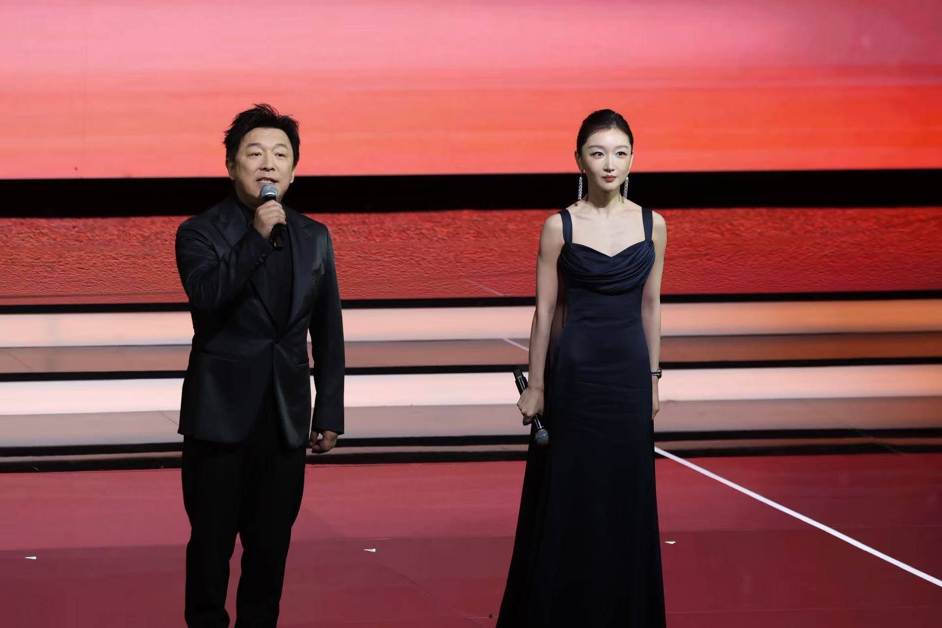 周冬雨黄渤金鸡开幕式晚会合体表演 二人一身黑庄重大气