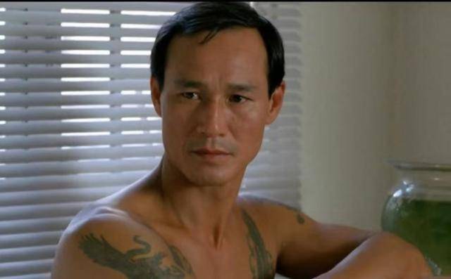 82岁武打影星近况曝光！与好友豪饮红酒气色好，曾两度患癌兼中风