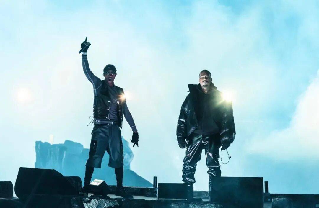 Kanye惊喜现身Travis scott演唱会！