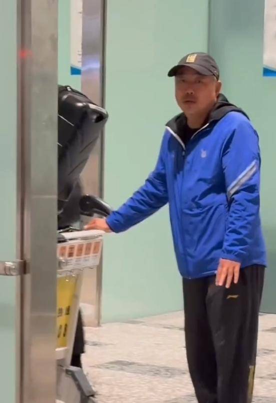 原创            卸任仅5个月，刘国梁罕见现身，眼神空洞独自拉行李憔悴到不敢认