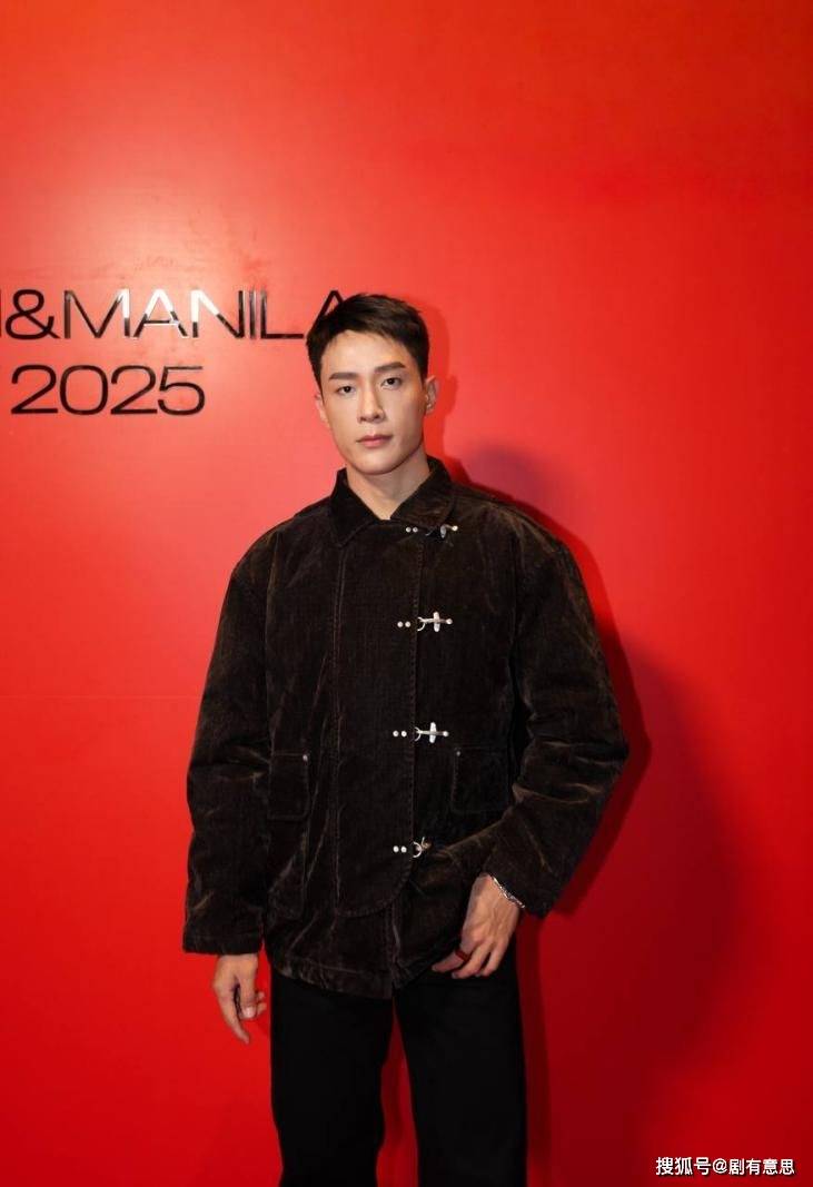 铁汉柔情自在方圆 邓伟徳的多元魅力与内在坚守