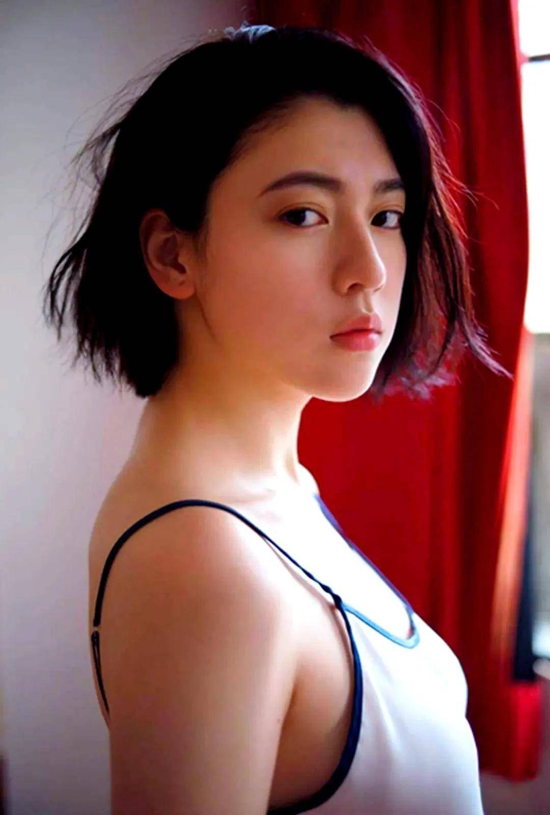 日本女星三吉彩花写真美爆了！又纯又欲魔鬼身材性感火辣