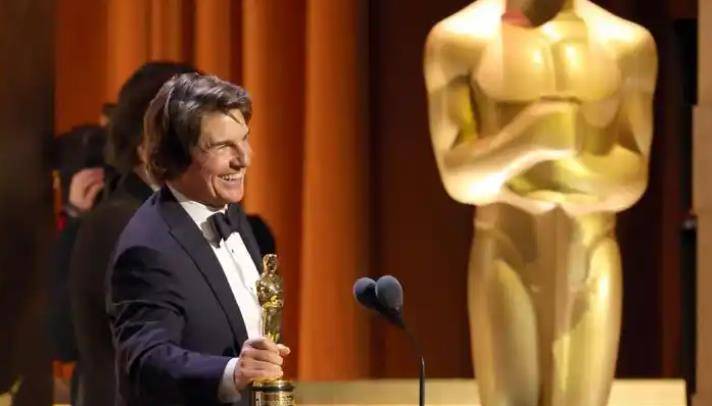 从影45年，63岁“阿汤哥”获奥斯卡终身成就奖，“希望不要再摔断太多骨头”