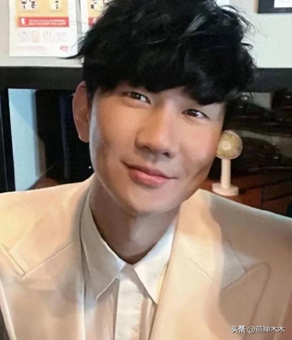 林俊杰与女友同框照疑曝光，两人穿情侣装被偶遇，粉丝纷纷脱饭