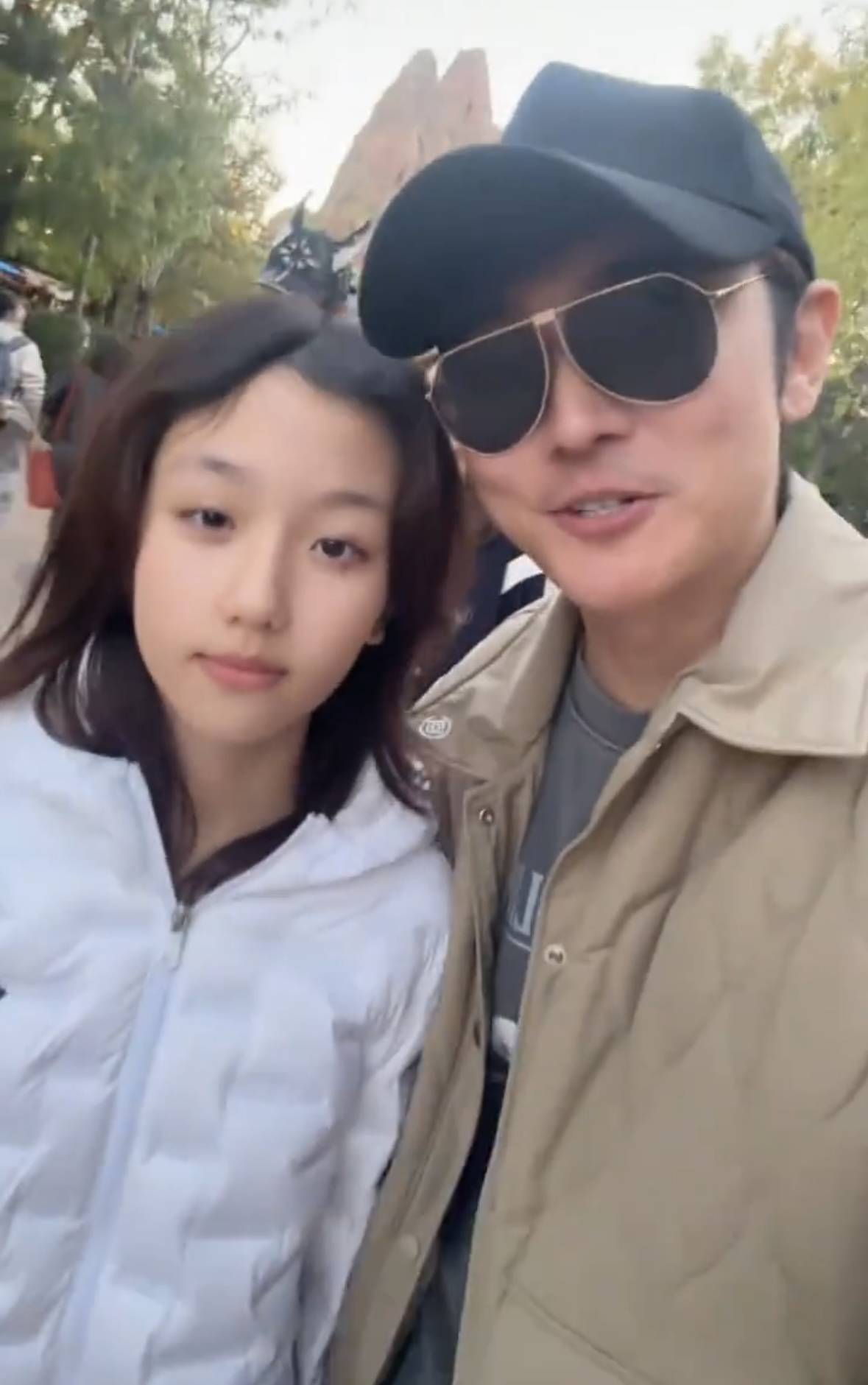 张丹峰带儿子女儿逛环球影城 一家四口合影温馨有爱