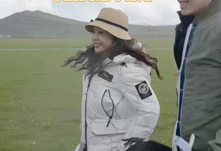 刘晓庆综艺里叫素人“姥姥”，一问别人比她小一岁，两人像差了辈