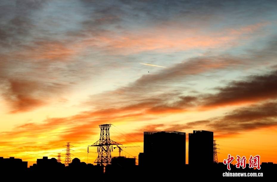 北京上演“天空幻境” 朝霞绚烂壮丽 宛若一幅浓墨重彩的油画