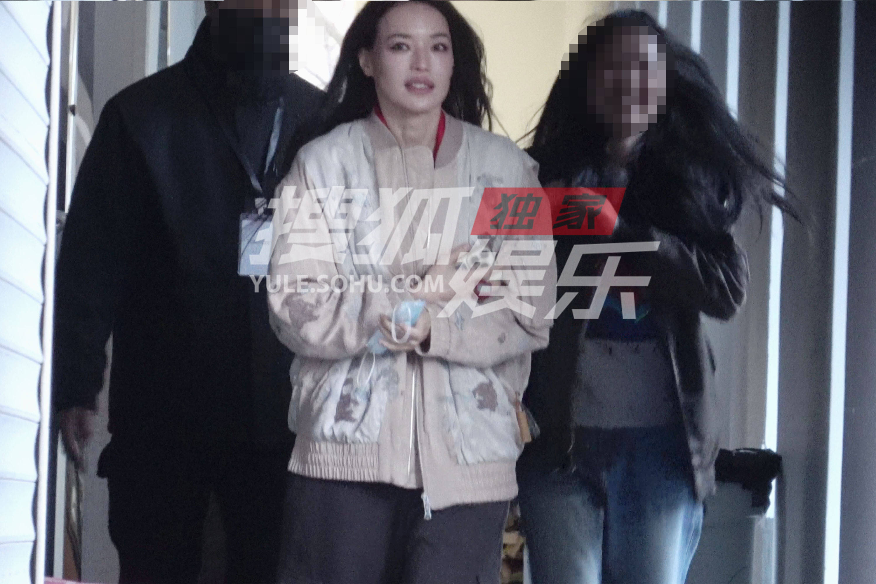 舒淇结束工作步伐欢脱 悠闲聊天眼神灵动