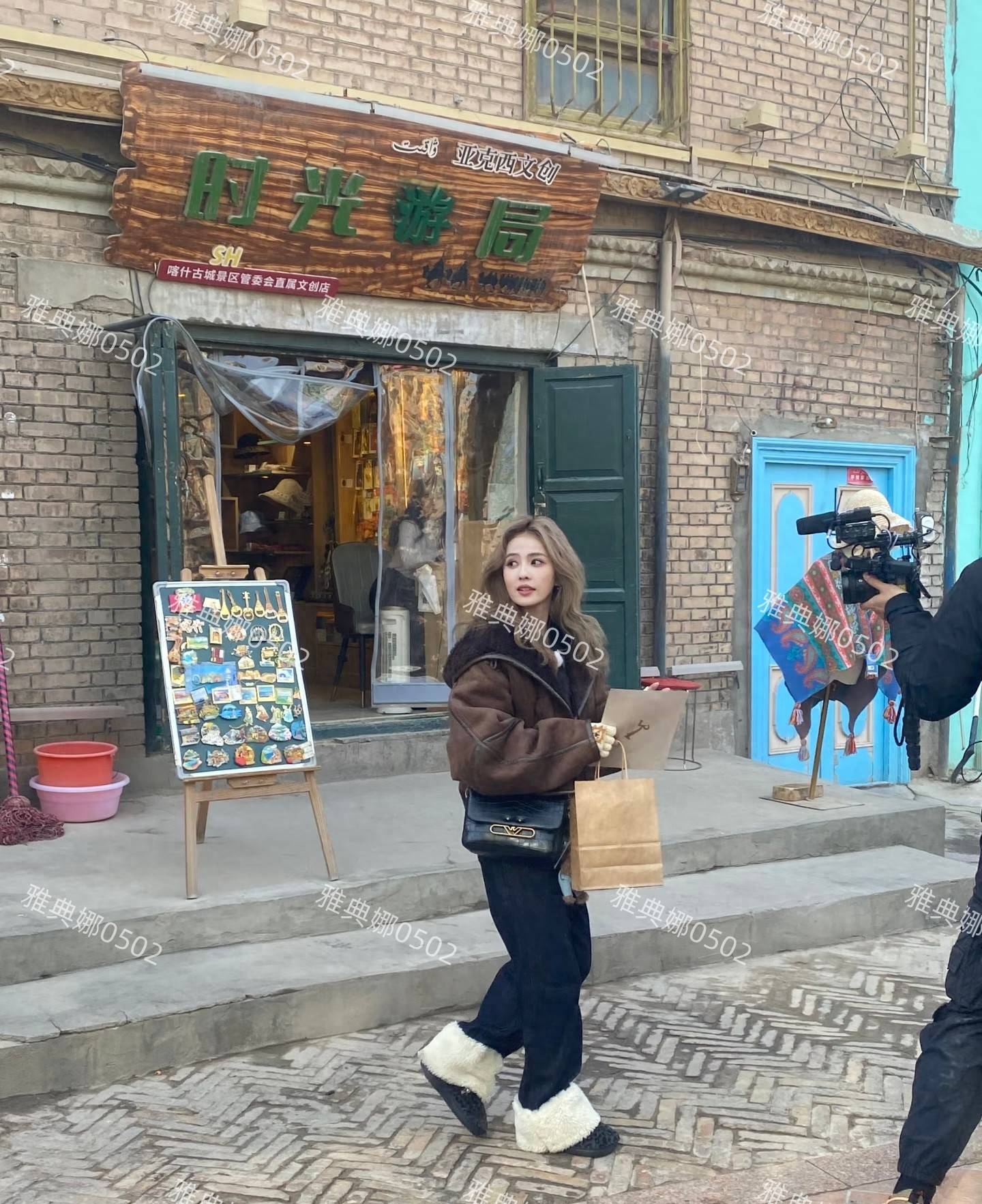 原创            喀什古城偶遇跑男录综艺，白鹿好美，范丞丞和李晨互动居然不尴尬