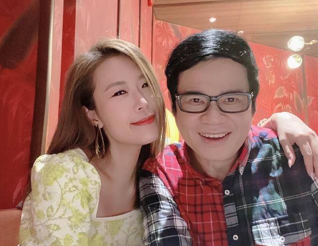 恭喜！TVB知名演员认爱小18岁绯闻女友，在香港拥有多块土地