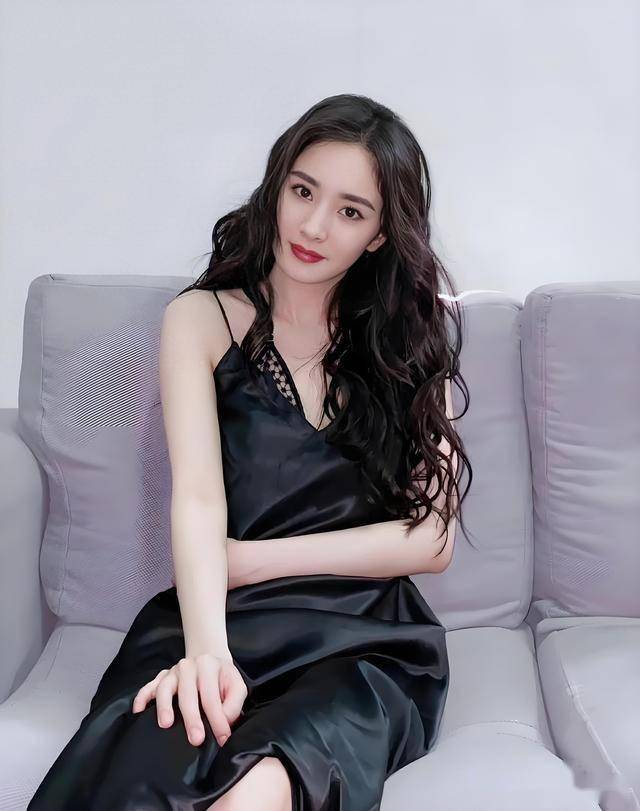 杨幂｜吊带黑丝写真