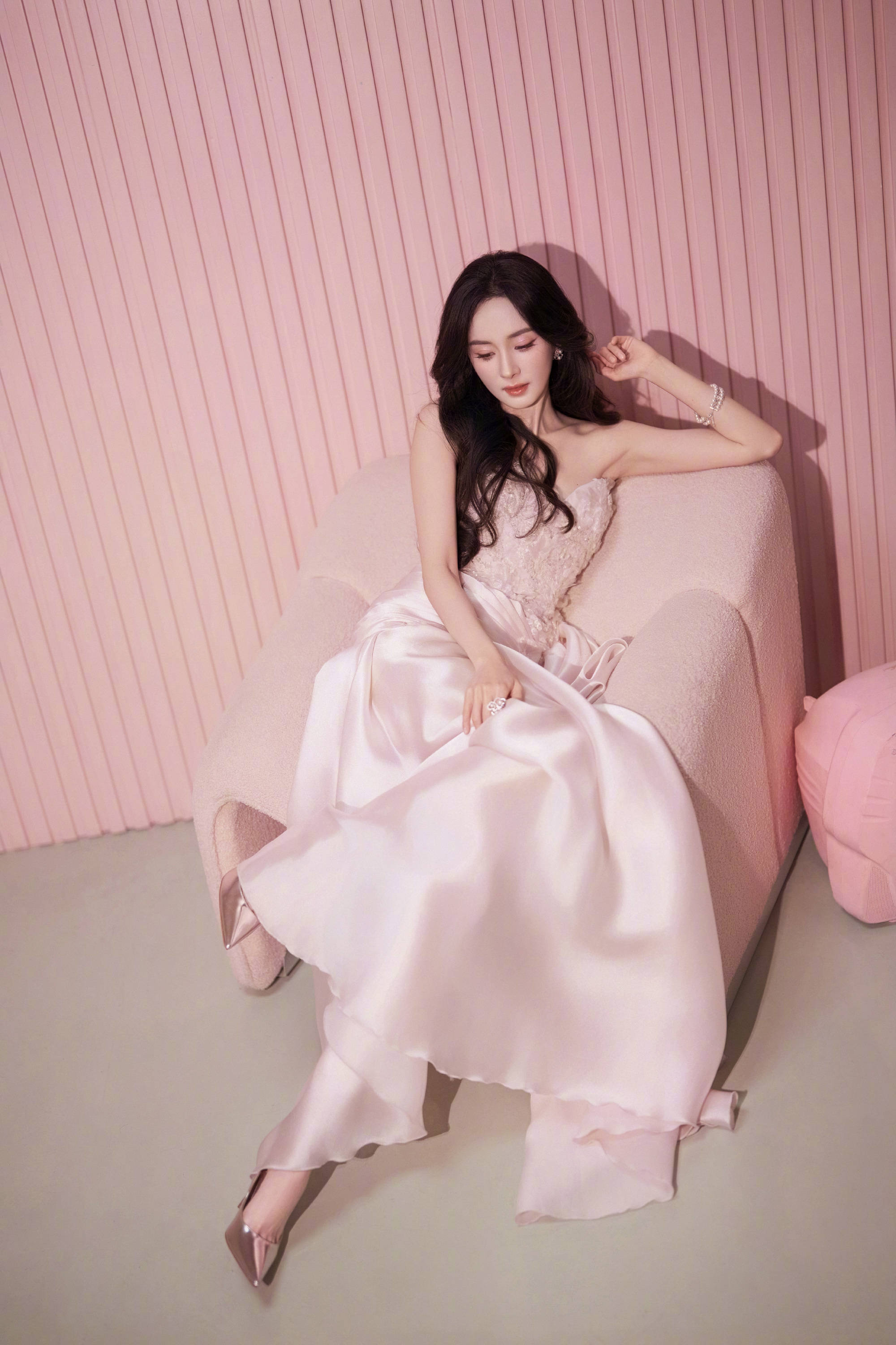 杨幂穿粉色抹胸裙娇嫩甜美！身材苗条状态似花季少女