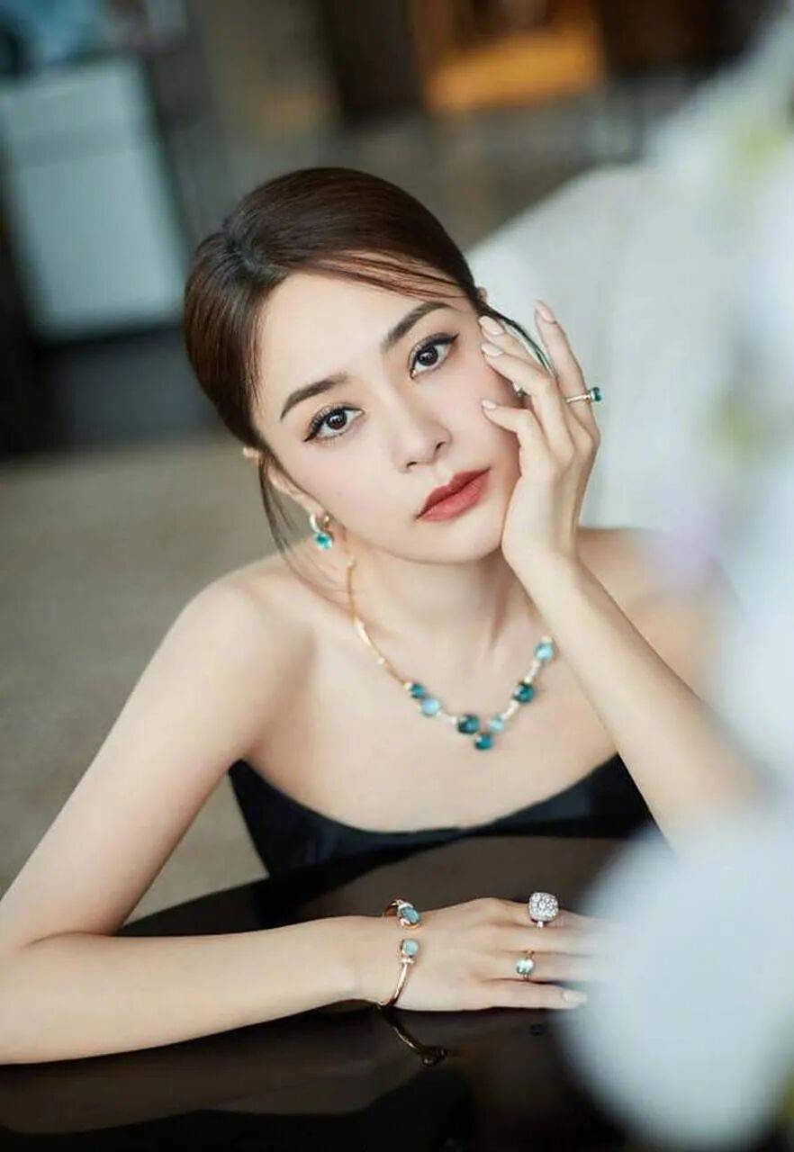 钟欣潼靓丽写真美爆了！不是丰乳肥臀也能性感撩人