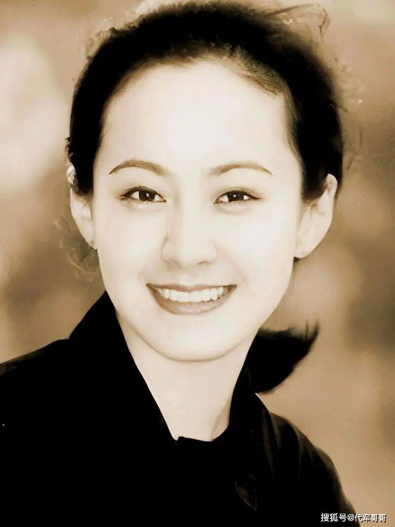 原创            她嫁大13岁名导被捧红，丈夫不幸病逝，如今56岁单身无儿无女