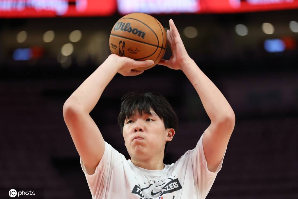 外线开张！杨瀚森收获NBA生涯首个三分 此前6中0