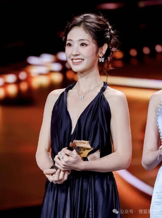 原创            她昨天刚领完奖今天就被曝恋情？男方见家长这一幕属实有点甜了！