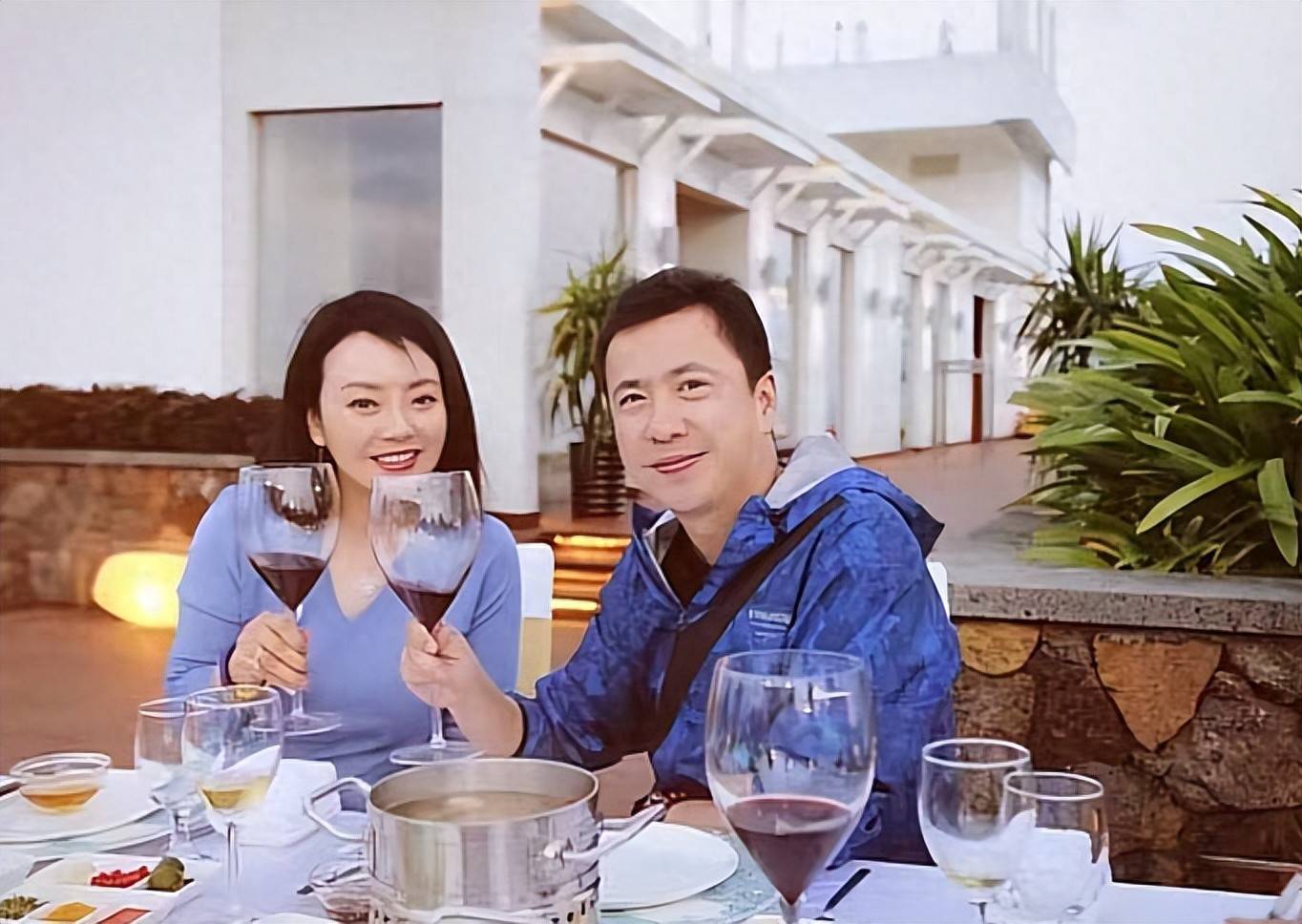 原创            娱圈大佬现状被曝，欠债22亿，搬进破败小院生活，妻子带货还债