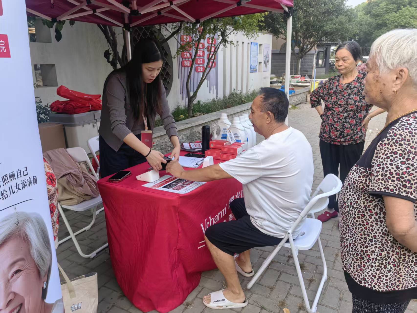 曙光口腔医院暖心微笑工程，助力弱势群体