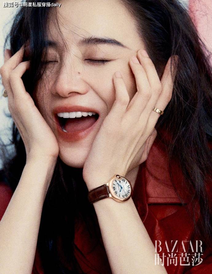 被45岁“金鸡奖影后”宋佳惊艳：佩戴Cartier珠宝拍杂志明媚生动